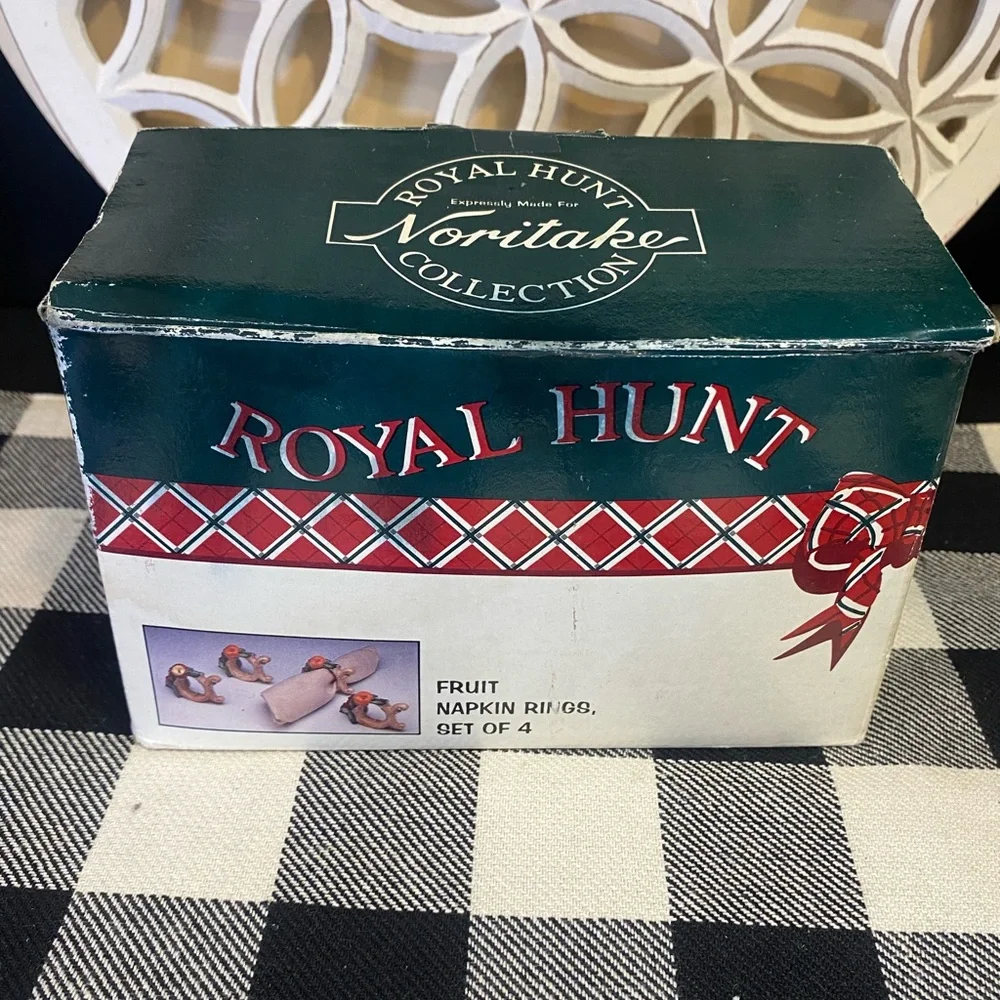 Noritake Royal Hunt Napkin‎ Rings Set - Red and Green